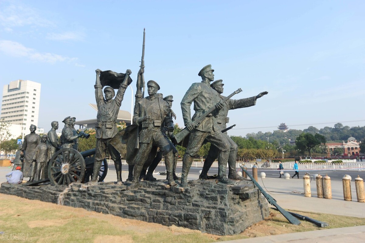 清朝12位铁帽子王是谁,辛亥革命推翻清朝的第一人是谁