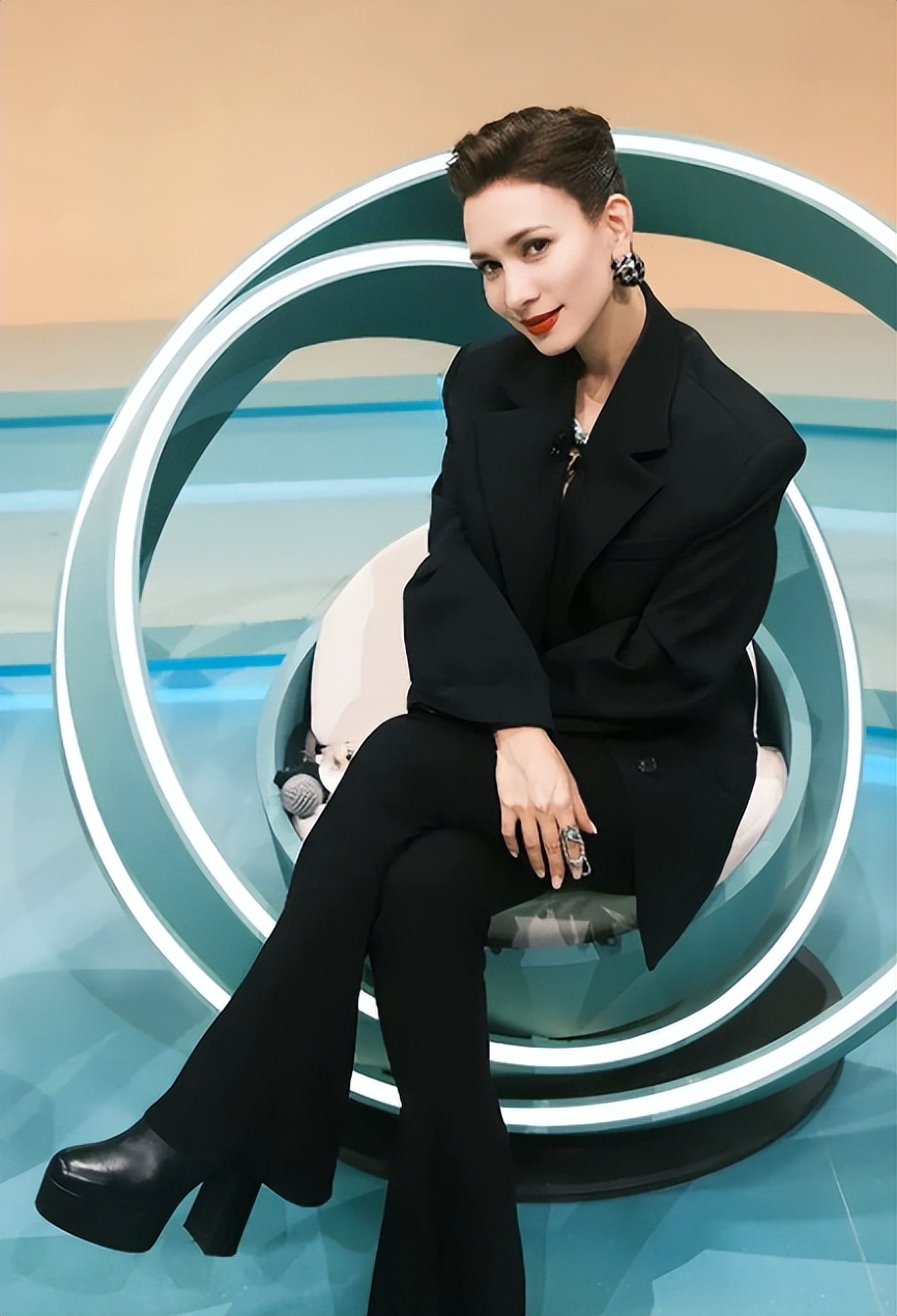 战狼2韩庚与卢靖姗片段,战狼2女主角卢靖姗片段