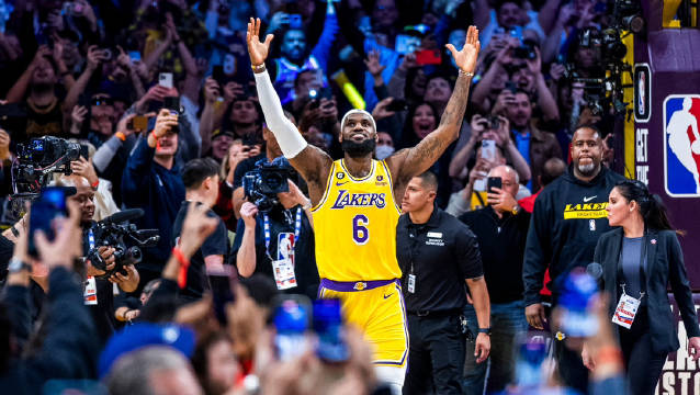 詹皇再度爆发扛起湖人,詹皇仍缺阵湖人末节逆袭复仇国王