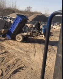 搞笑gif谁这么有才把车开上房顶了,搞笑gif段子这车开出去也太拉风了