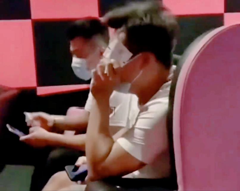 太尴尬了！4名男子误入情侣厅，捂脸看年轻人搂搂抱抱