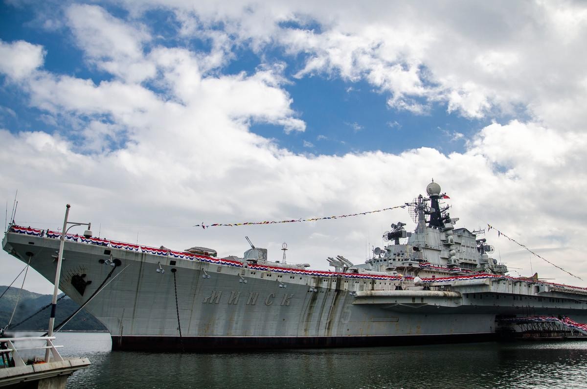 中国买过四艘航母，为何只有“瓦良格”被改造，其他三艘去哪了？