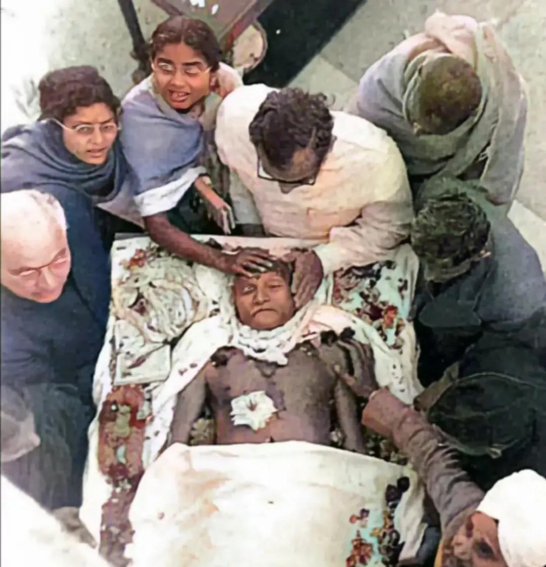 玛丽莲梦露与两个男明星的照片,玛丽莲梦露仰着头拍的黑白照