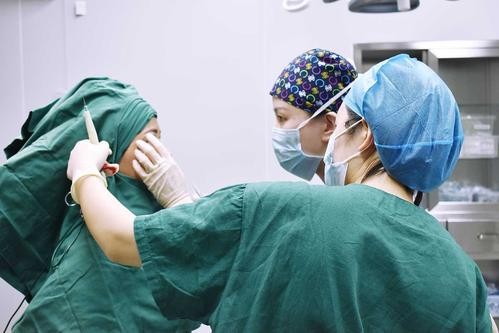 签下协议抽身难！女大学生如何一步步误入“花场”？揭秘花场*局骗**