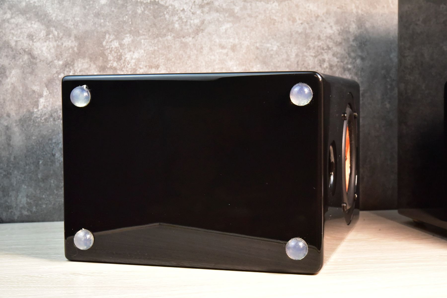 一对4寸音箱国内售价2K，日本却卖到7K，打听才知超有来头