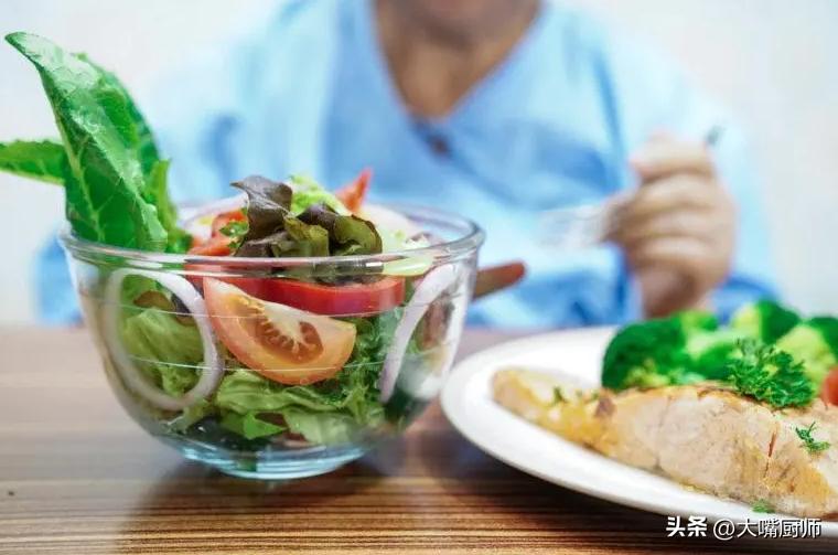 60岁以上老人多吃哪三种肉,中老年人要多吃什么肉