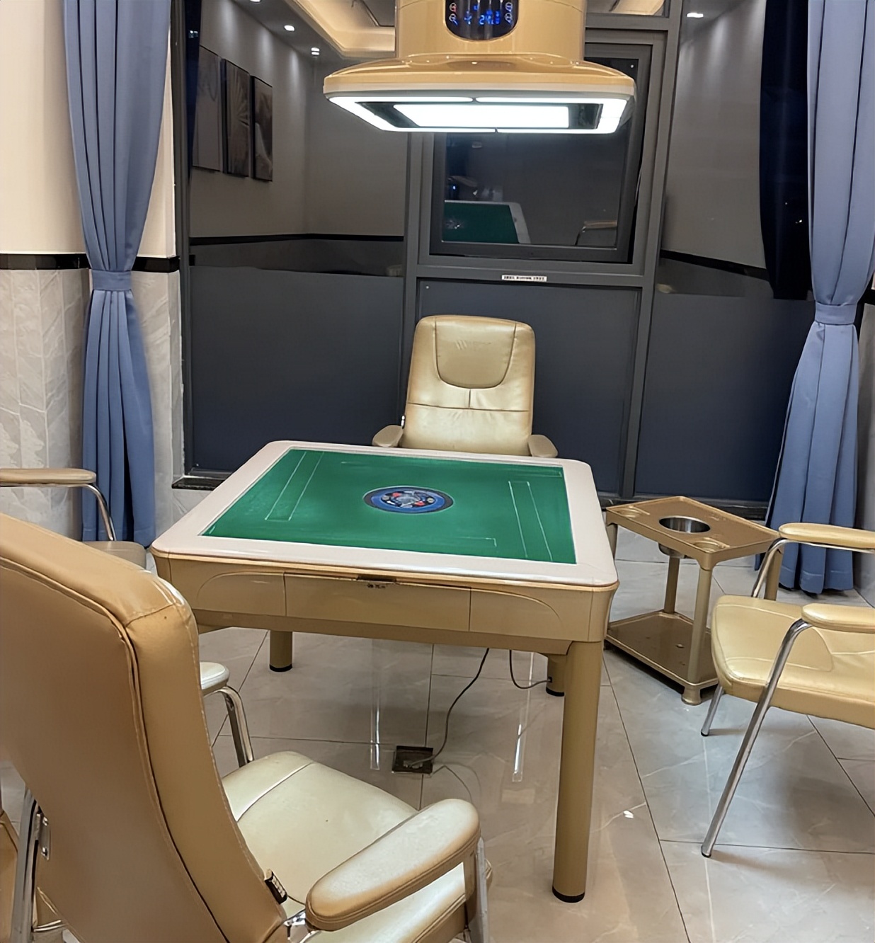 风靡一时的贵价咖啡厅，怎么“沦落”到卖盖浇饭了