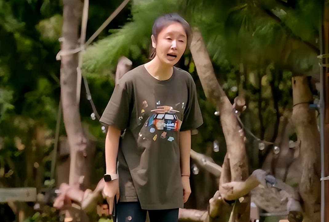 47岁林心如老到不认识！穿宽松T恤面部松弛显老态，素颜似农妇