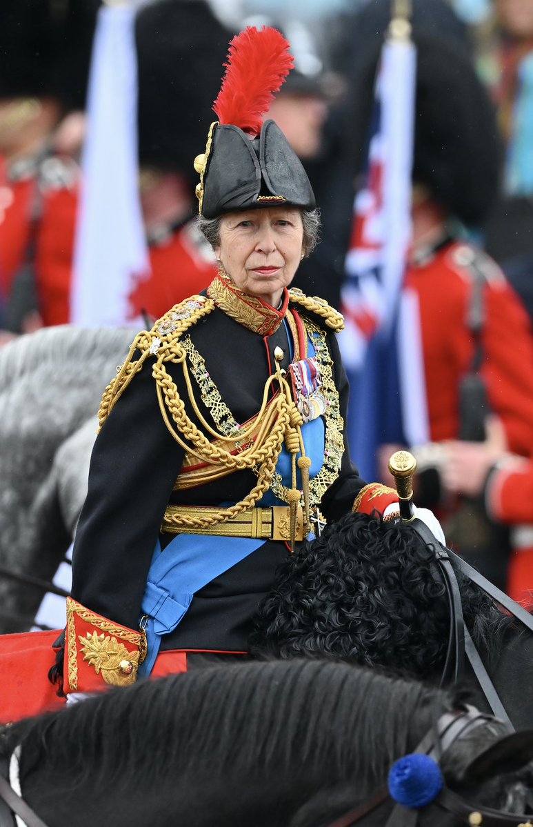 查尔斯最信任的人是安妮公主,安妮公主骑马陪同查尔斯加冕