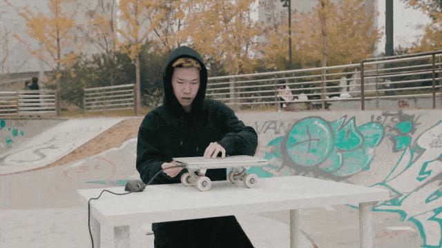 正面硬扛350斤杠铃足球飞射花式滑板，结局看傻了