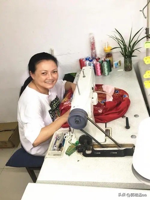 一小伙卖树叶一天挣12000,贵州女子巧用树叶赚大钱