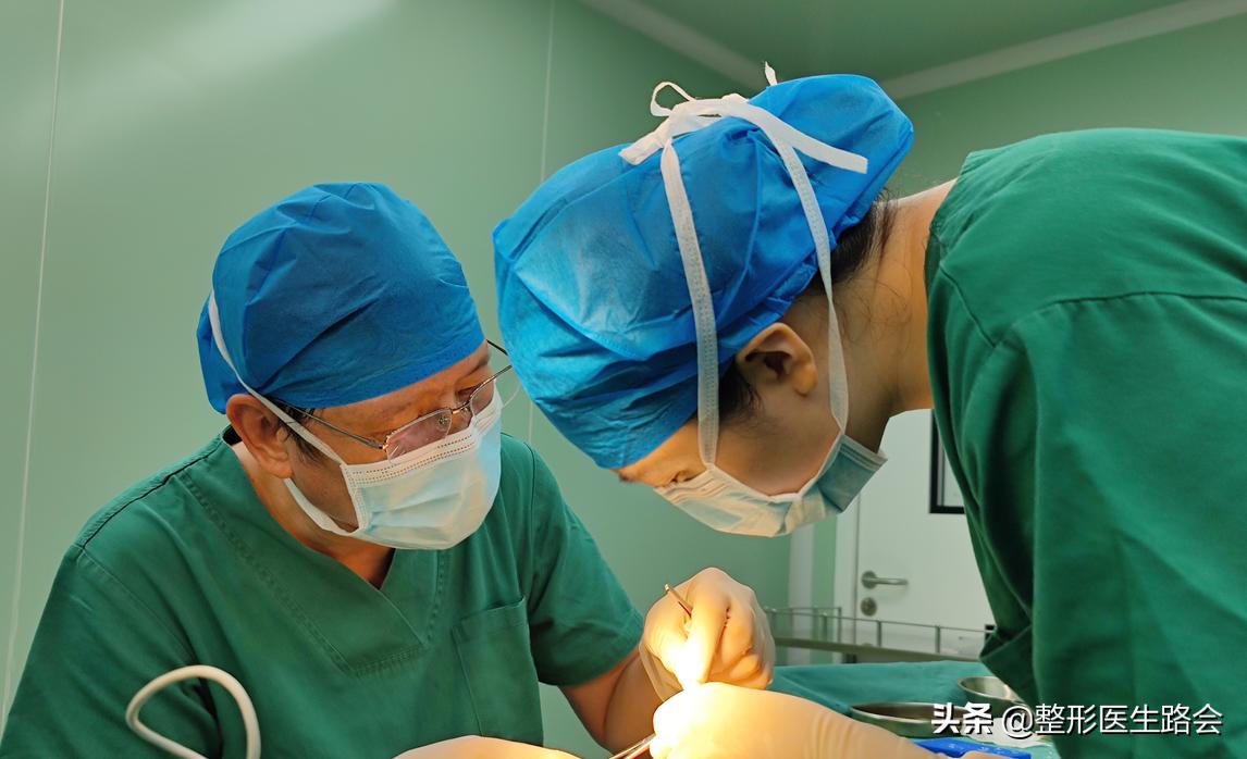 硅胶隆鼻5年歪了怎么修复,隆鼻10天歪了可以矫正吗