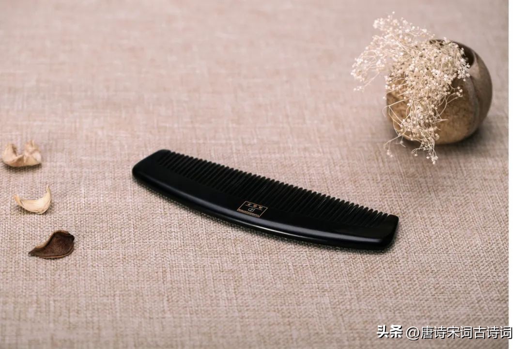 一梳千万丝，二梳万千意