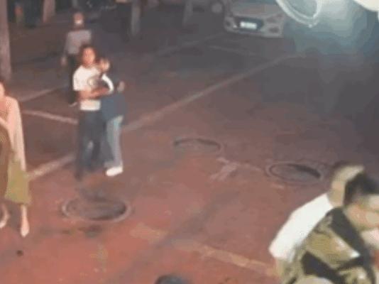 唐山烧烤店打人事件有何观点,媒体人解读唐山烧烤店打人事件