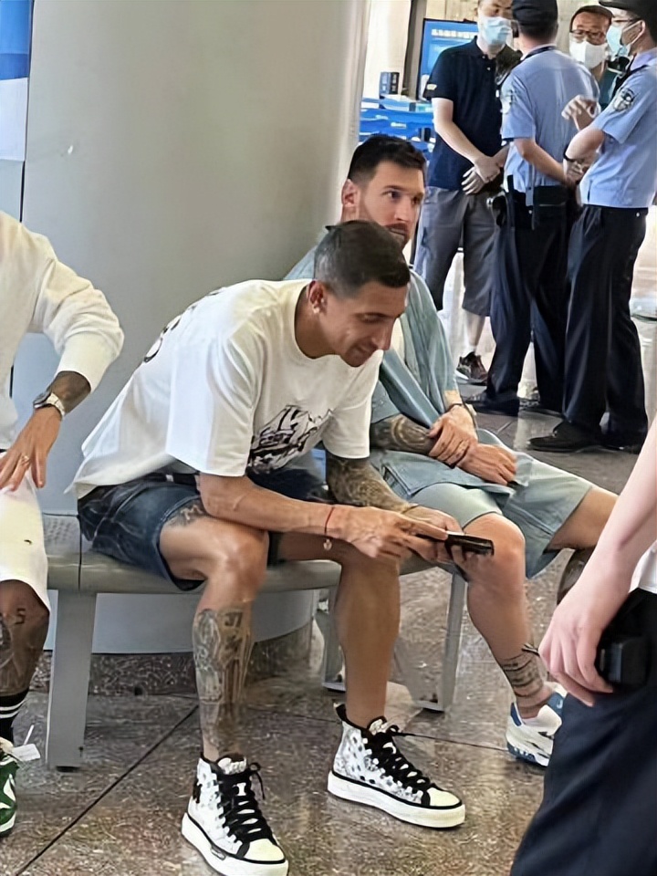 梅西颜值巅峰穿西装,梅西中国行穿的牛仔短裤