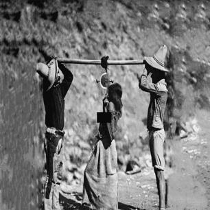 纳粹德国屠杀犹太女人,变态纳粹