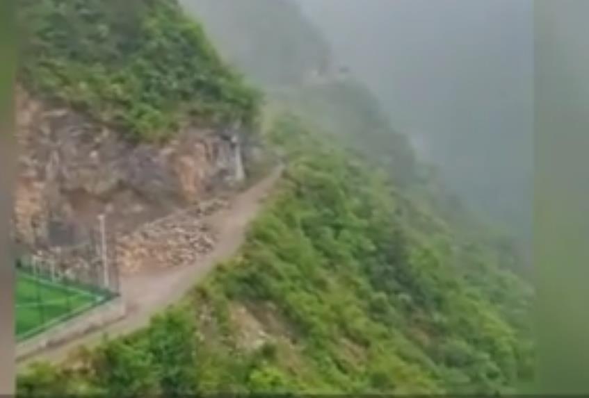 当地政府回应:足球场并没建在荒无人烟的地方,附近有两千多村民