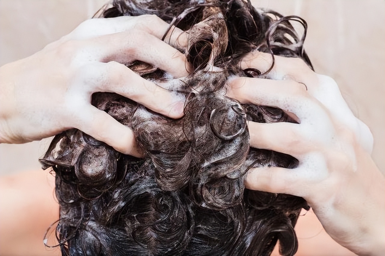 头皮里长的脓包疙瘩是什么原因,头皮上总是长疙瘩和脓包如何根治