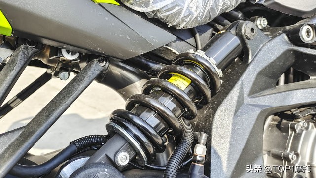 十年了一个能打的都没有？贝纳利黄龙600新款实拍+竞争力解析