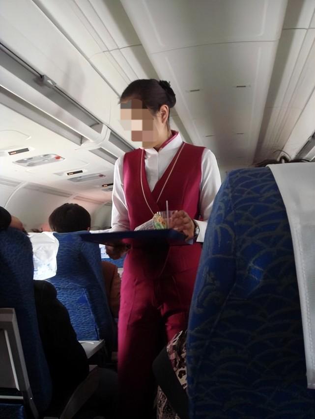 空姐发自拍照被公司开除,空姐上传照片被辞退