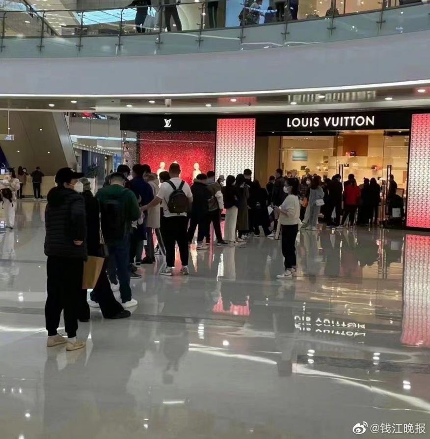 越涨越买是什么效应,奢侈品不断涨