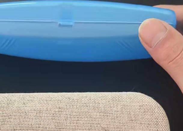 废旧眼镜盒妙用自制手机架,废旧眼镜盒可以怎样回收利用