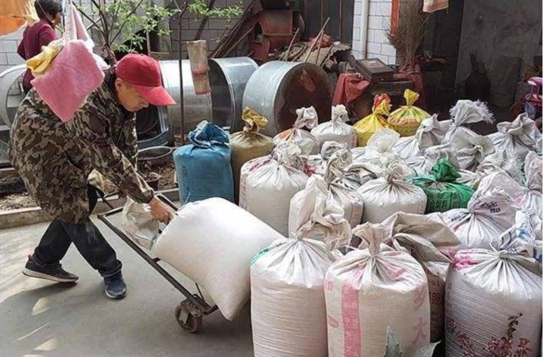 告别打工重回自产自销农村生活,告别家乡去打工挣钱回来过年