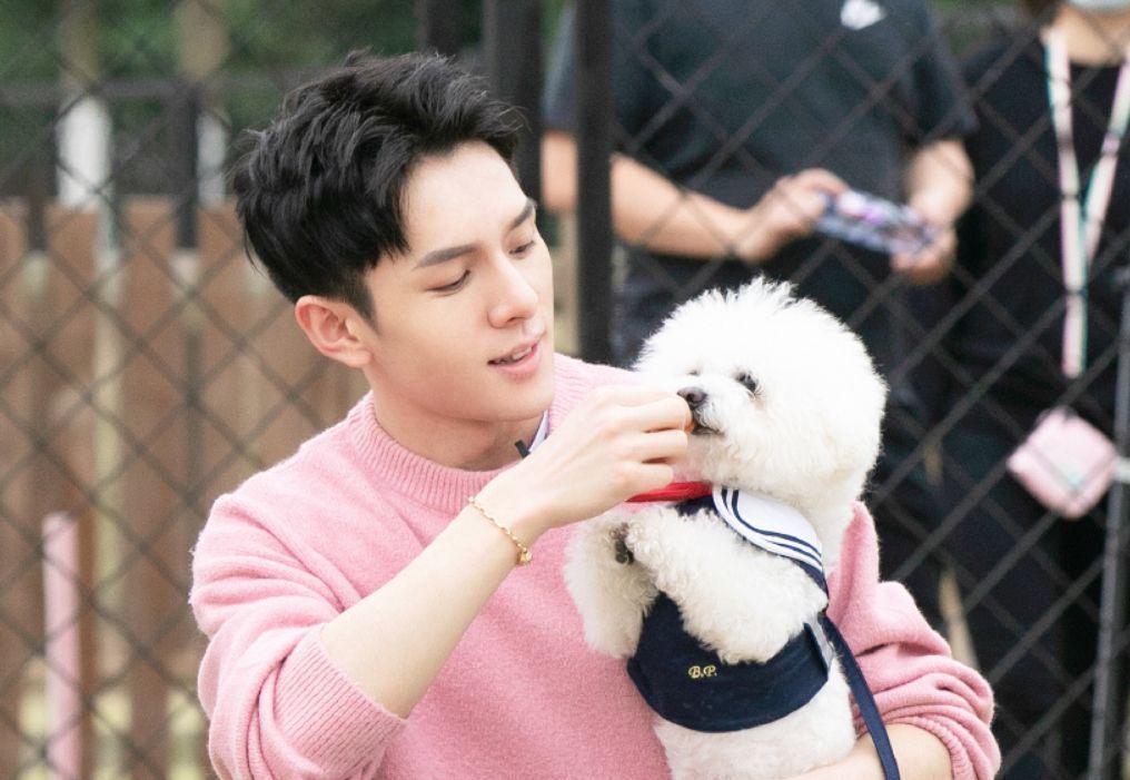 “带货一哥”李佳琦，从月薪三千到年入千万，背后的艰辛谁人知？