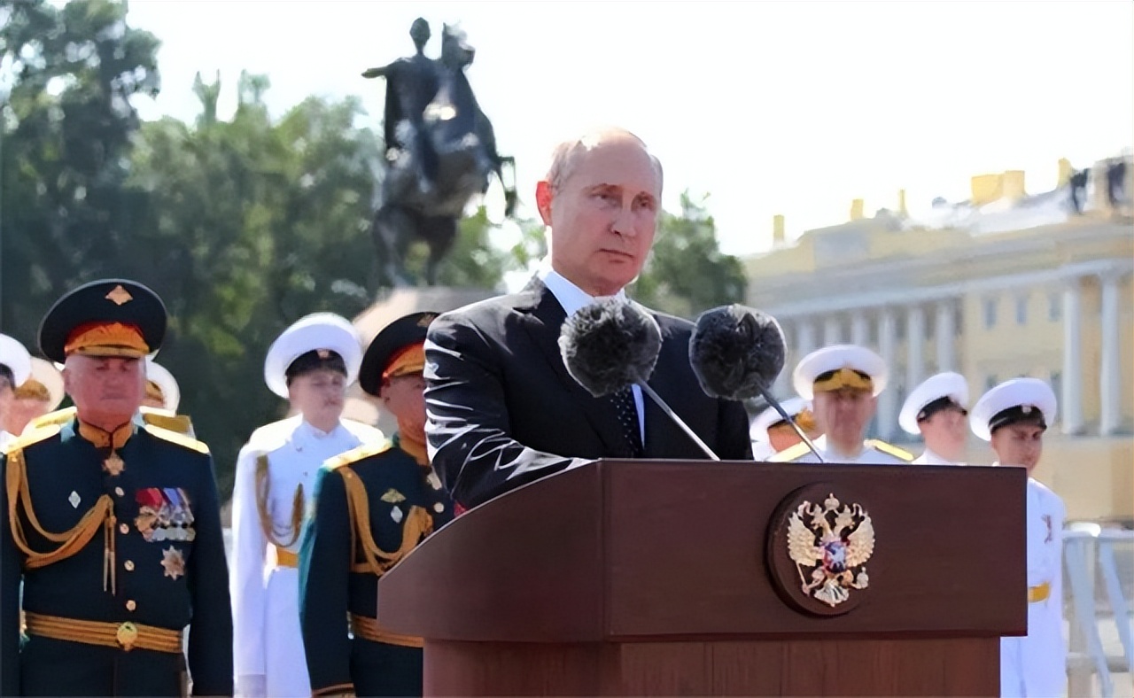 为什么普京走路右胳膊不摆动,普京为什么走路一个胳膊不动