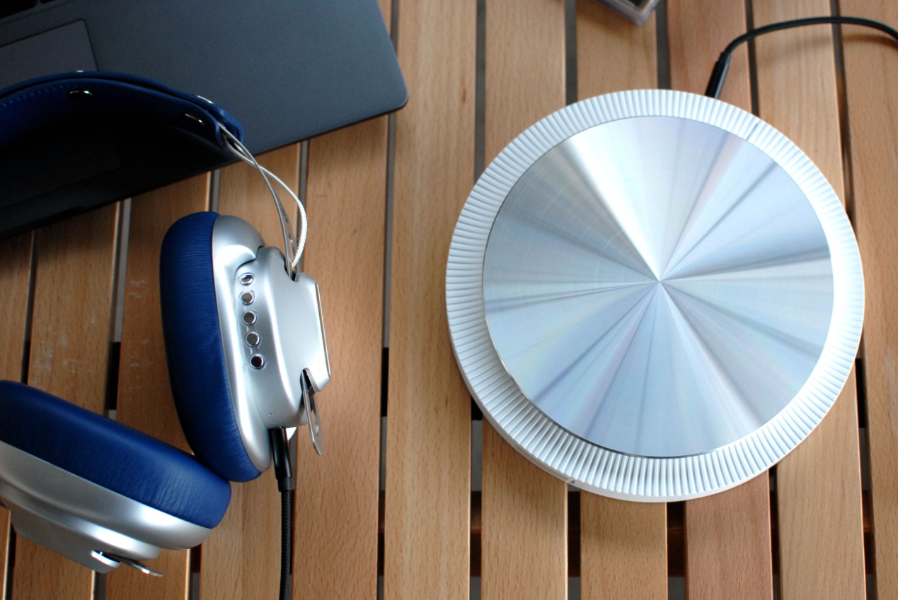 带着露营车出去露营,带着音响去露营