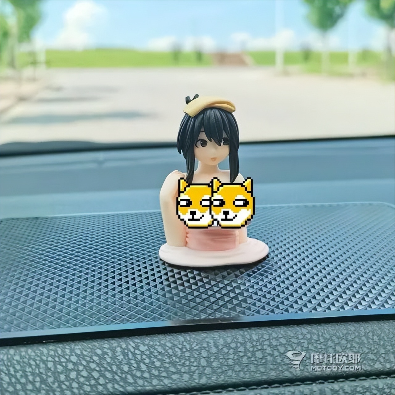 摩托车后面为什么放个玩具熊,摩托车上为什么挂毛绒玩具