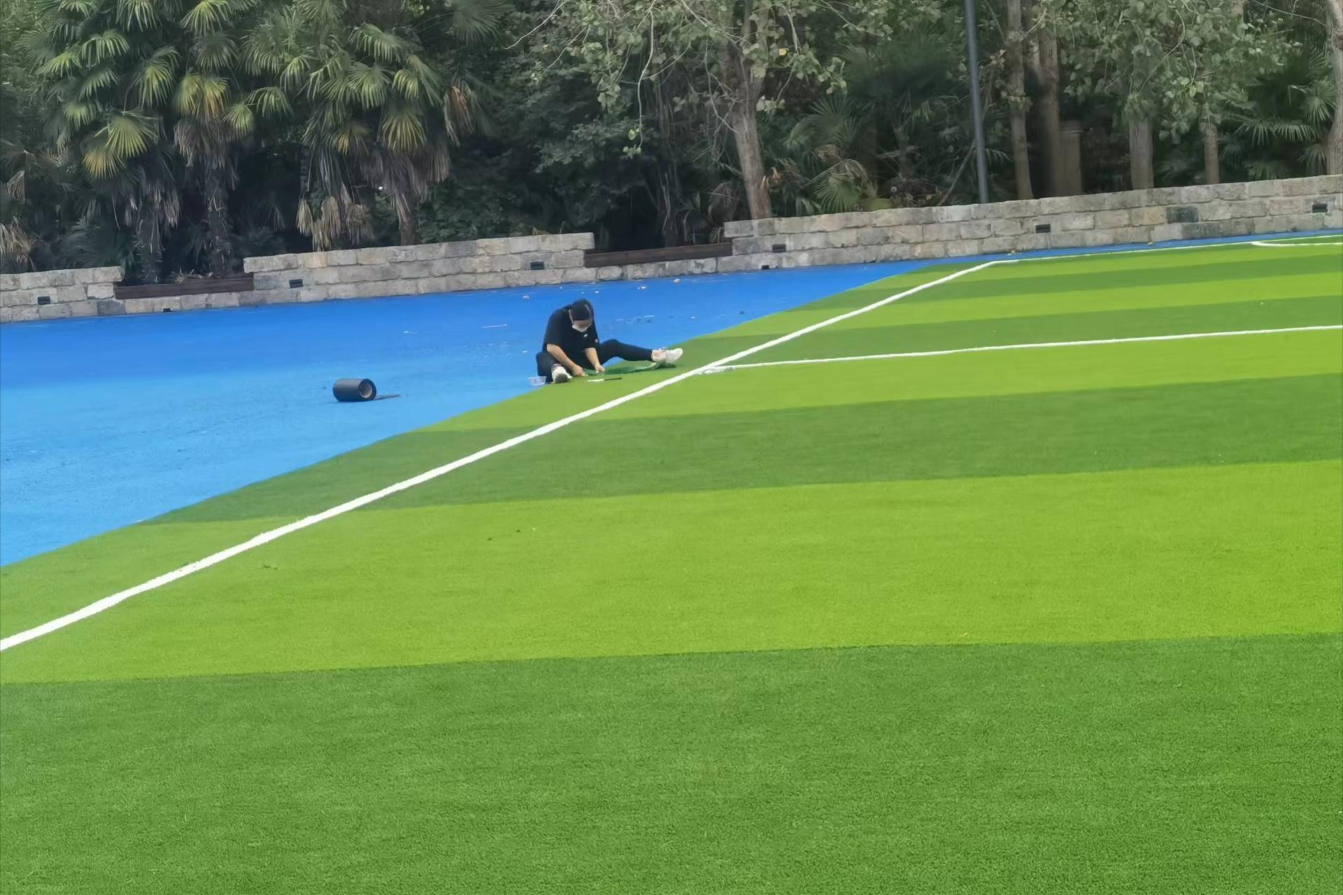 软人造草坪与硬人造草坪的区别,人造仿真草坪垫子户外塑料草坪