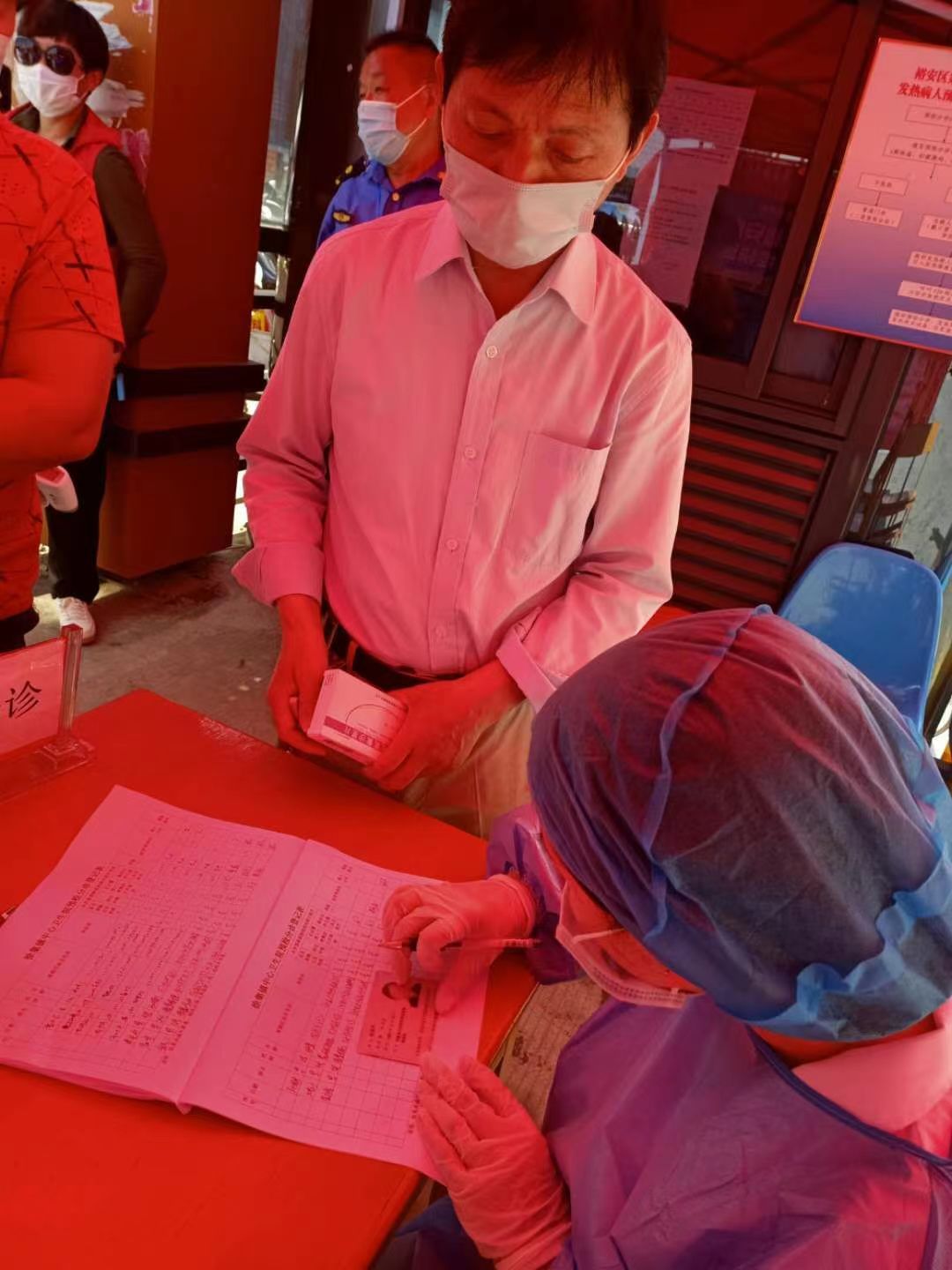 筑牢疫情防线守护百姓平安,投身防控一线践行五心服务使命