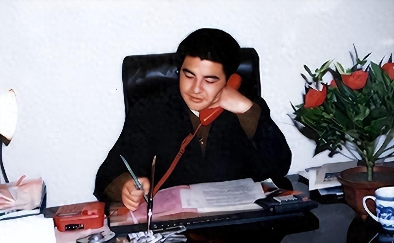 他把现金堆成山，高调捐款20亿后“消失”，如今出现在家种地？