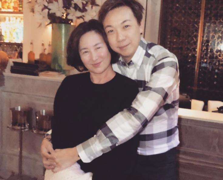 何超琼连续3年为异性好友庆生，打扮靓丽红光满面，两人深交30年