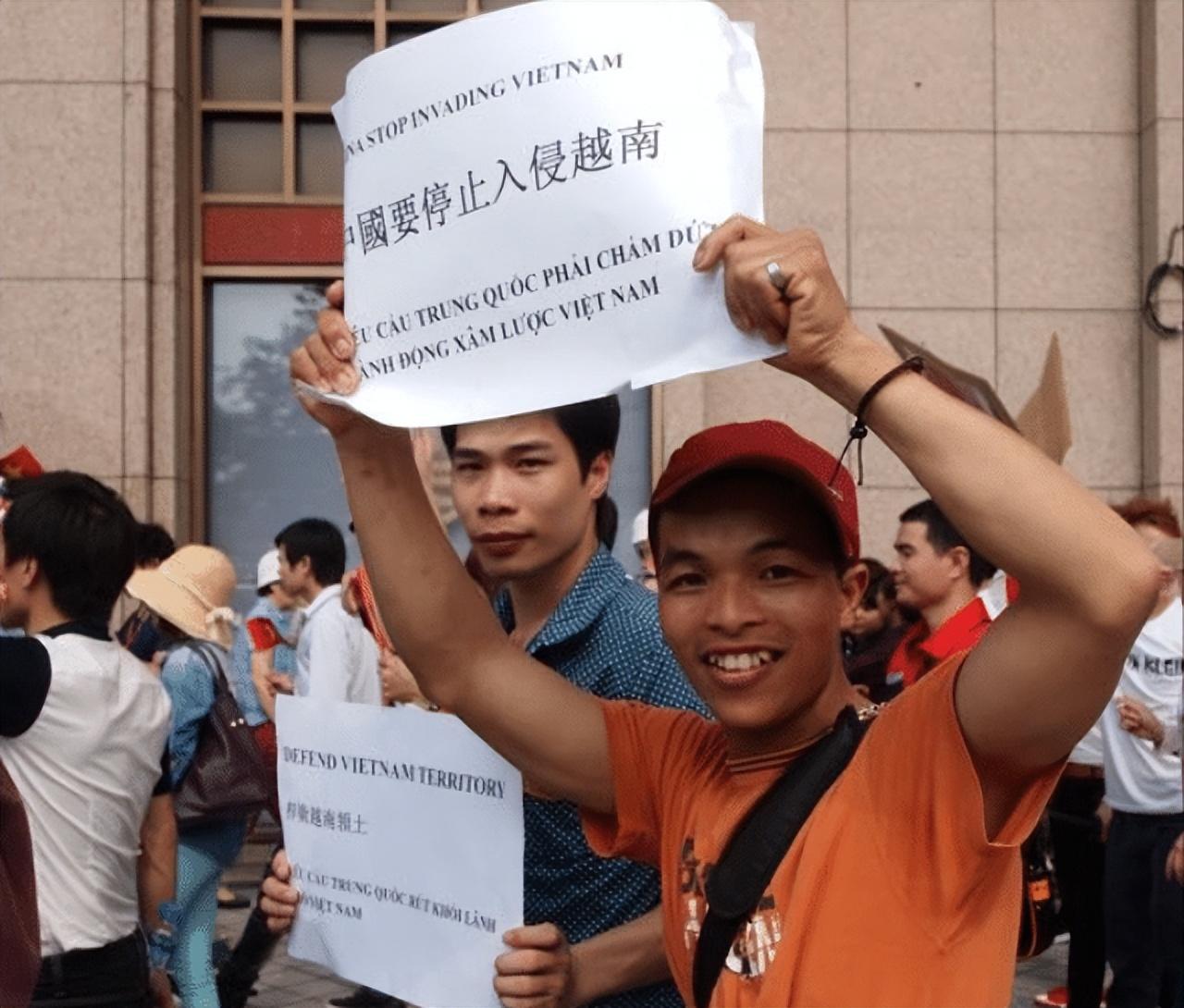 勒索殴打中国游客，公然张贴“禁止中国人进入”，如今报应来了