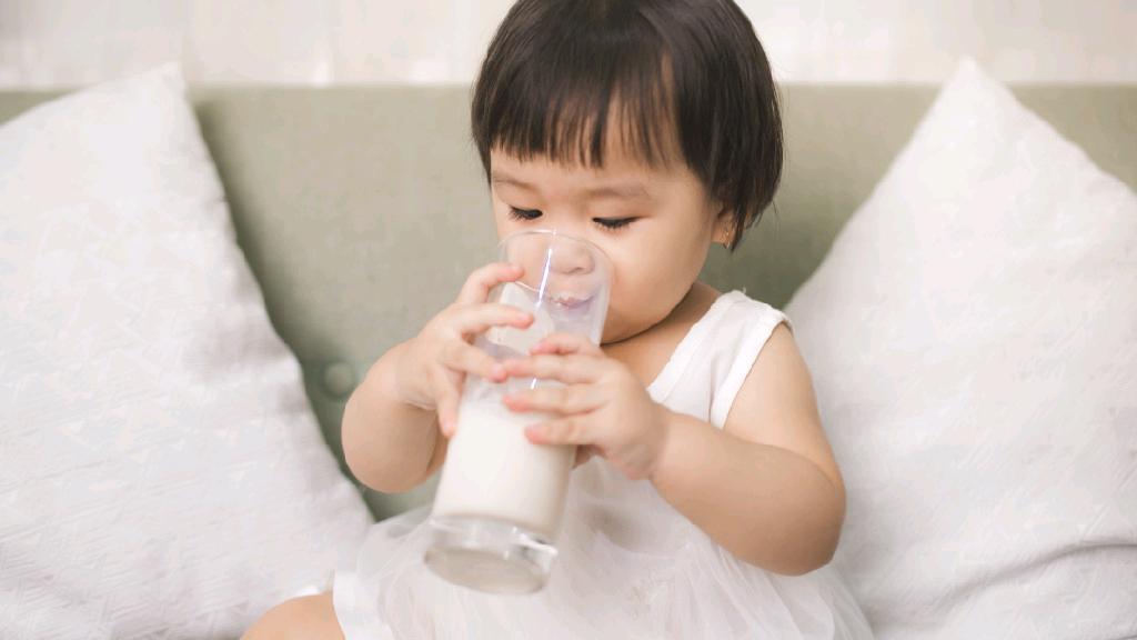 8岁男孩喝奶三年没有长个子,9岁男童连续3年睡前喝奶