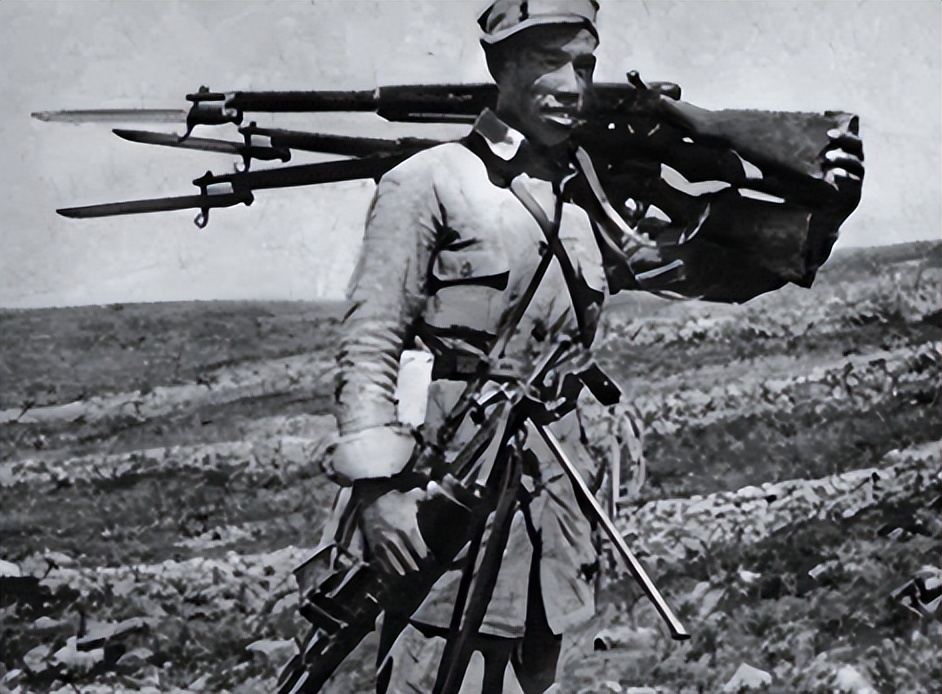 他手刃27名鬼子，授“全国战斗英雄”称号，晚年看电影时大笑而亡