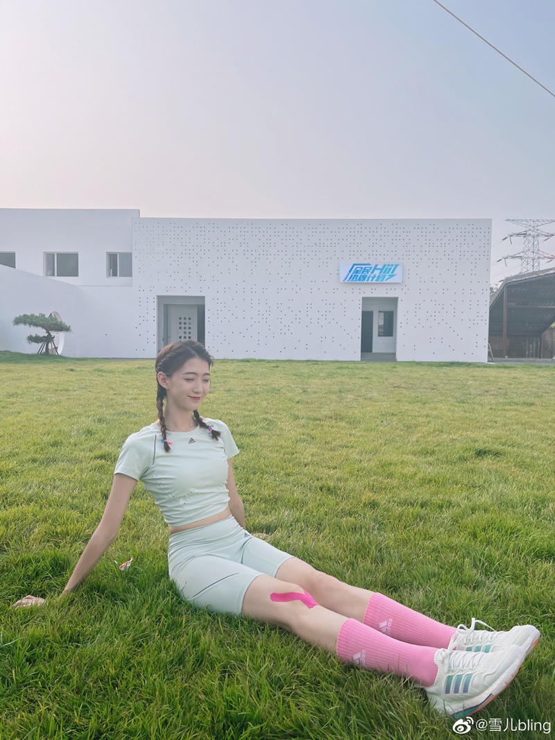 草坪大片！体育主播雪儿晒草地靓照运动少女长腿纤腰清纯无敌