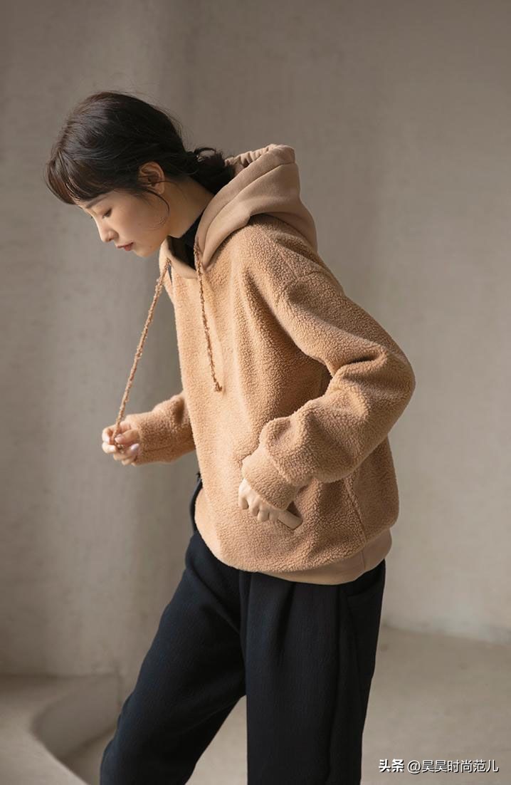 卫衣搭配外套的穿搭春款,矮个子初春风衣卫衣搭配