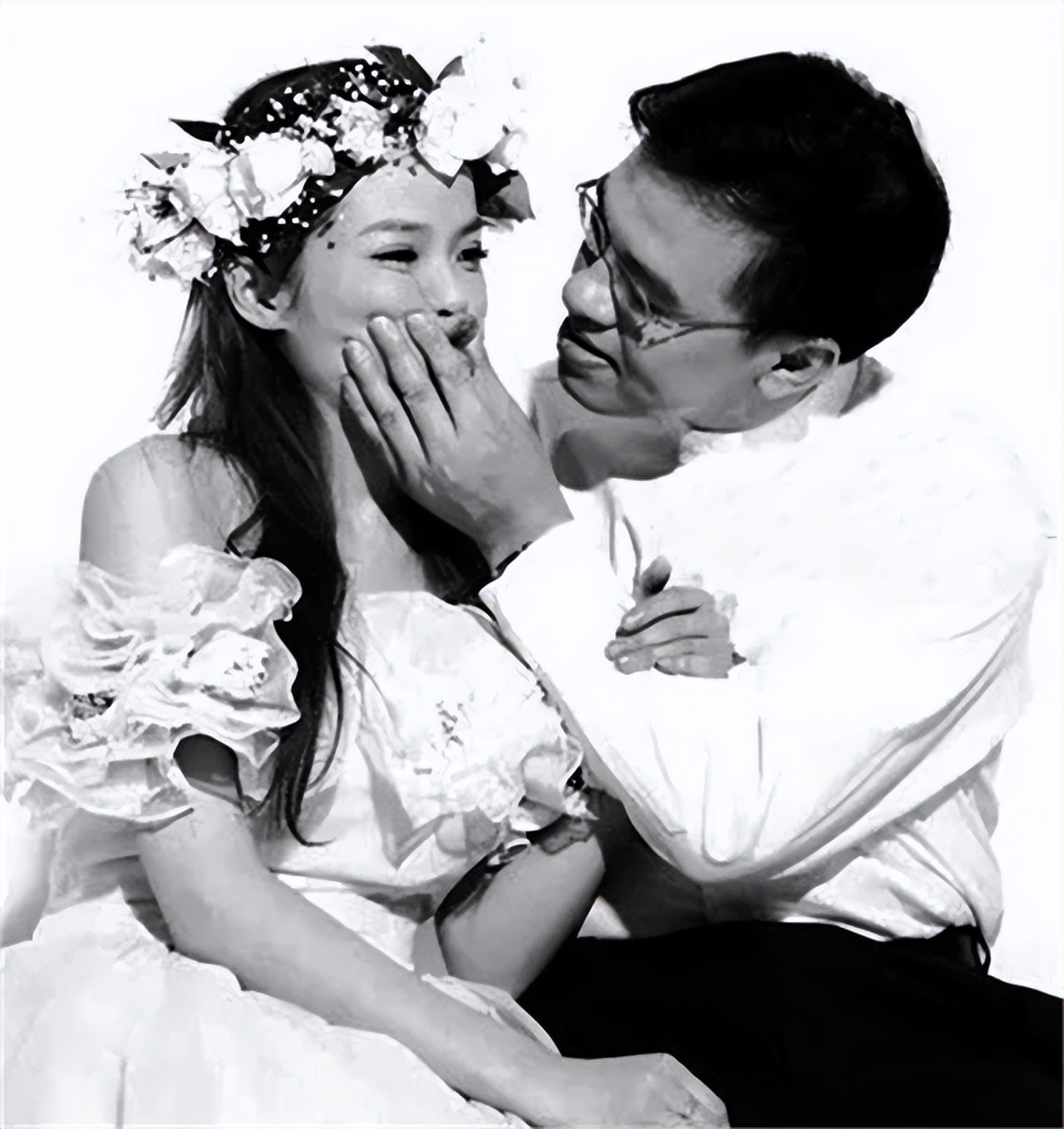 央视名嘴娶了“央广同事”，如今恩爱19年，一家三口生活幸福