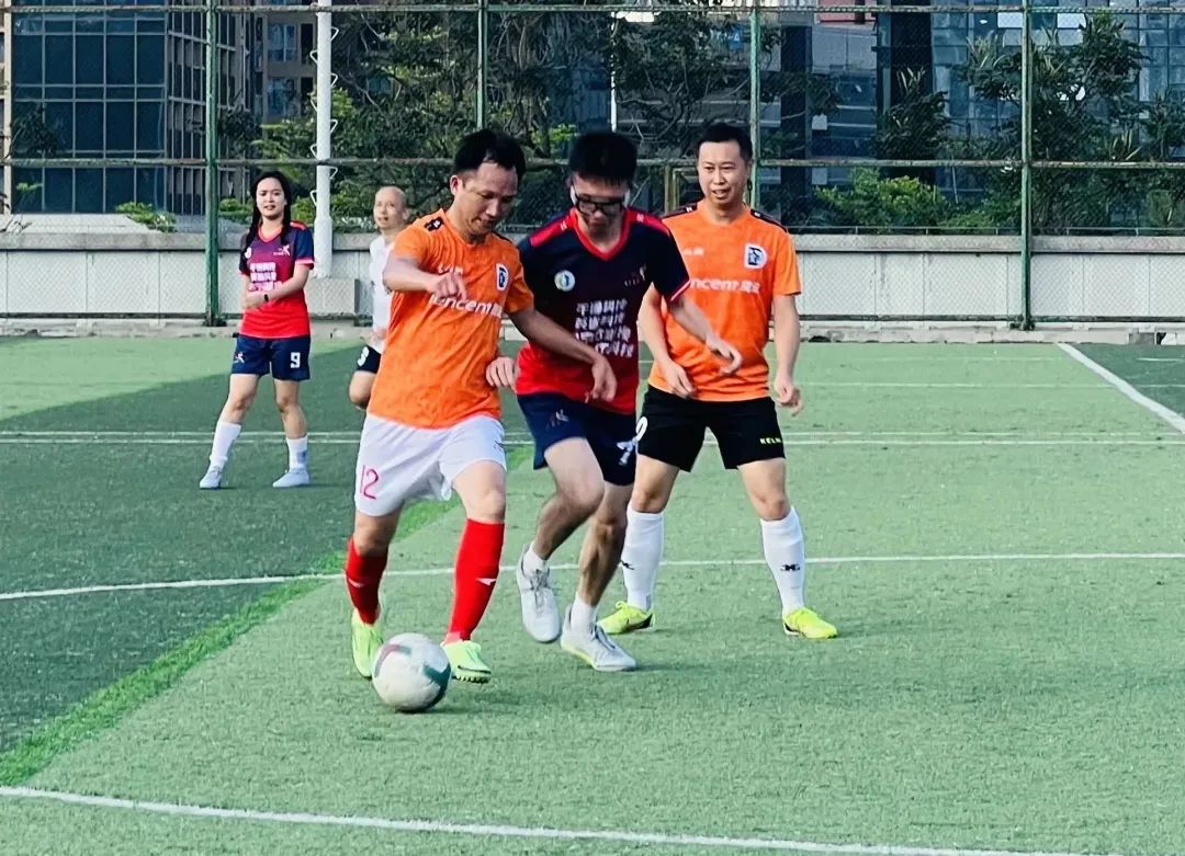 踢足球的学长,踢足球印象深刻的同学