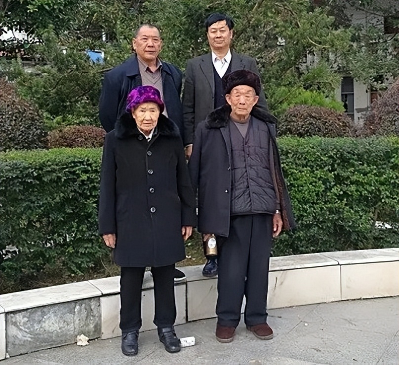 女大学生抱怨父母偷喝矿泉水,女大学生买了一箱矿泉水