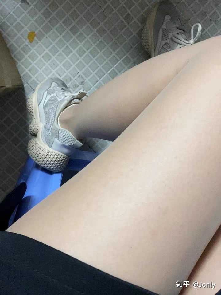 为什么穿棉袜会挤脚,为什么女生穿袜子爱卷袜子