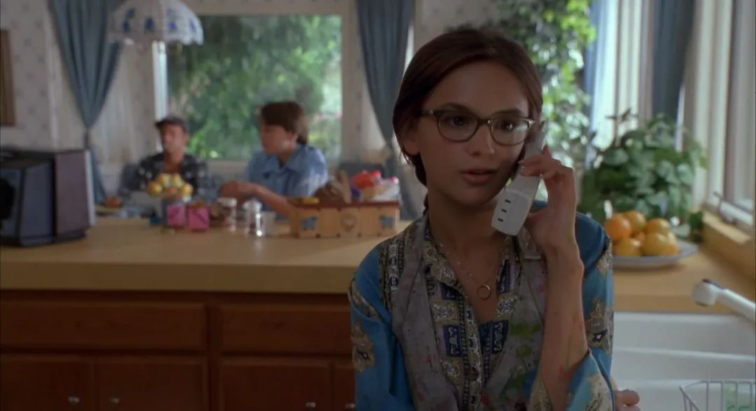 眼镜女郎的美，老电影都拍不出来