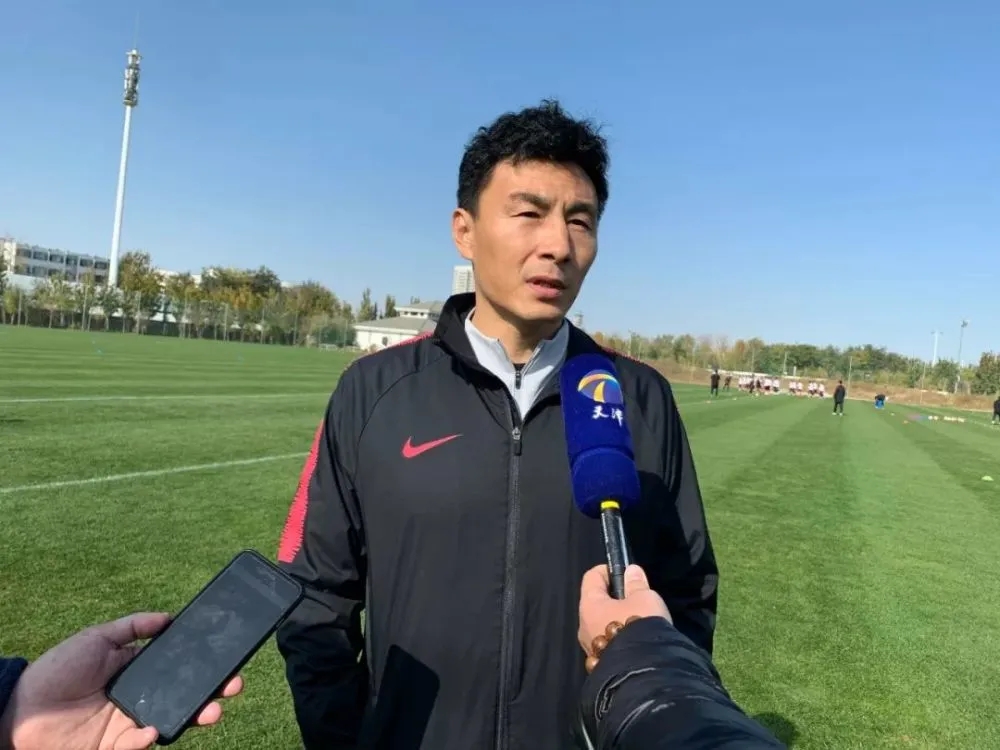 李玮峰带走了几个球队了,中国球迷对李玮锋评价