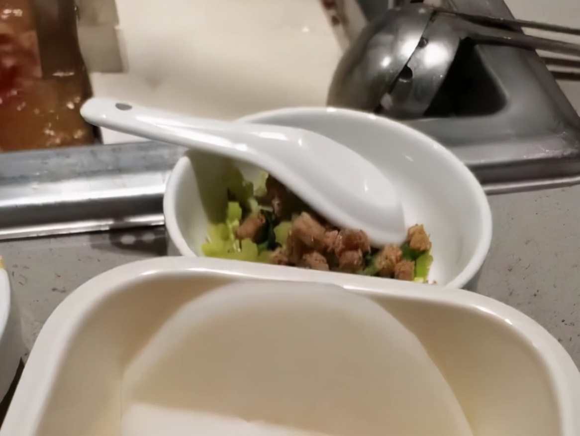 女子吐槽海底捞菜量少,一女子吐槽东北菜量不大