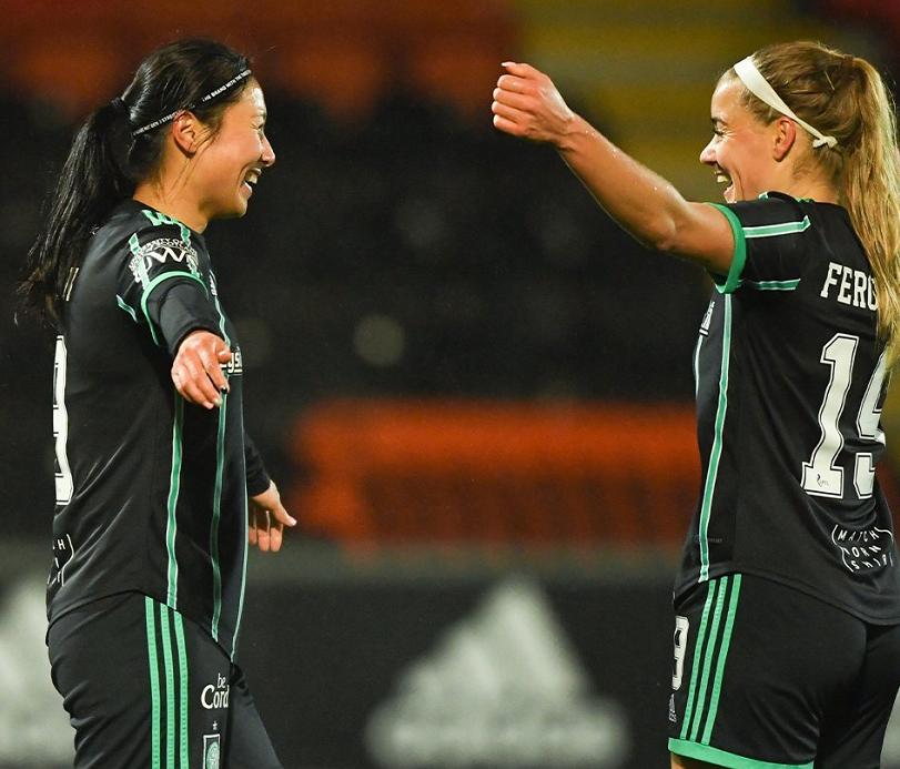 张琳艳海外1战成名首秀狂造5球,亚洲杯夺冠张琳艳和队友合庆祝