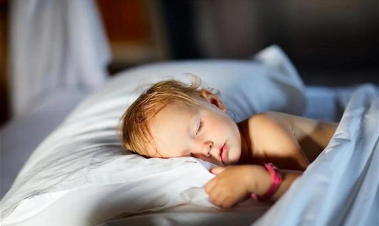 儿童应该睡枕头还是不睡枕头,从小睡枕头与从不睡枕头的娃