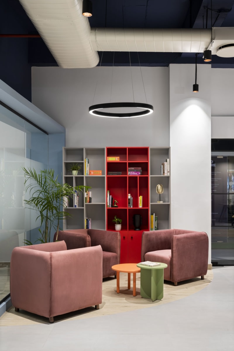 利用树木大小的室内植物模糊了办公室内外空间的界限